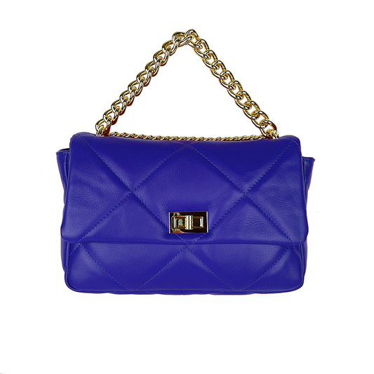 Borsa a mano in pelle blu matelassé con tracolla a catena dorata e chiusura metallica.