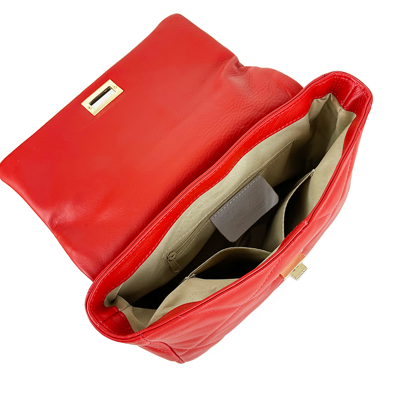 Borsa a mano in pelle rossa con trapuntatura a rombi, apertura frontale e scomparti interni visibili.