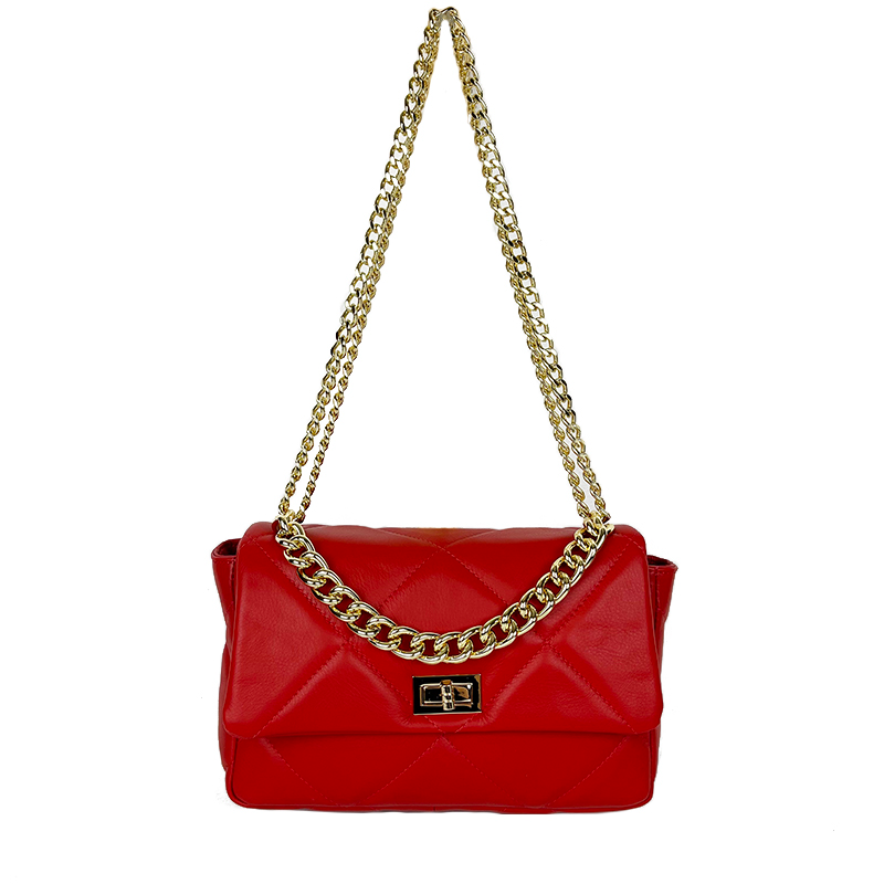 Borsa a spalla in pelle rossa trapuntata con tracolla a catena dorata, chiusura in metallo.