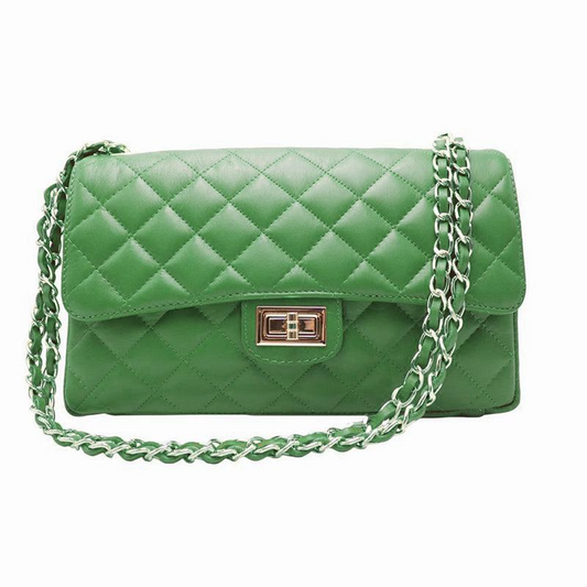 Borsa a tracolla trapuntata in pelle verde con catena e chiusura dorata.