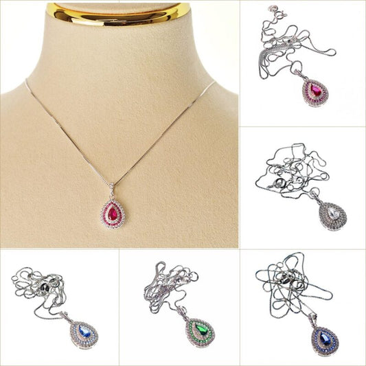 Collana in argento 925 con zirconi in diversi colori (rosso, bianco, verde, blu e zaffiro) con pendente a goccia.