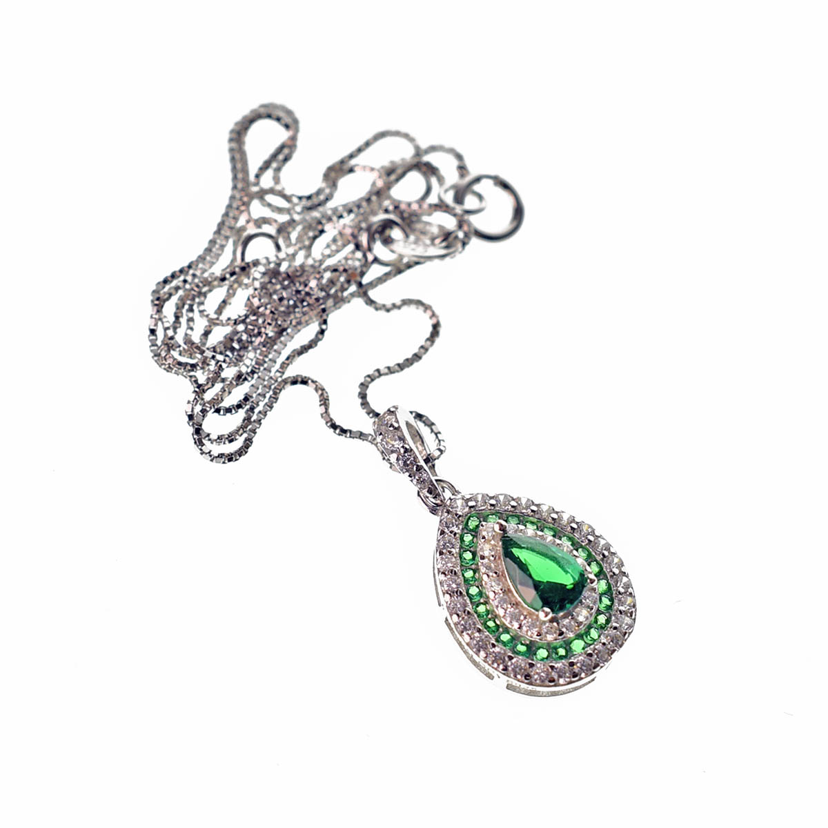 Collana in argento 925 con pendente a goccia. Il pendente ha al centro uno zircone verde, circondato da zirconi bianchi e verdi.