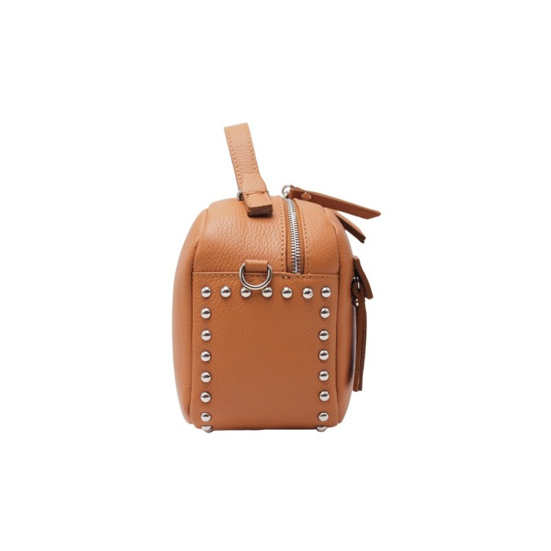 Borsa a bauletto color cammello con borchie, manico e tracolla rimovibile, chiusura a cerniera.