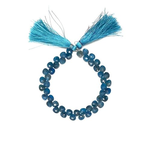 Collana di perline blu con nappe turchesi.