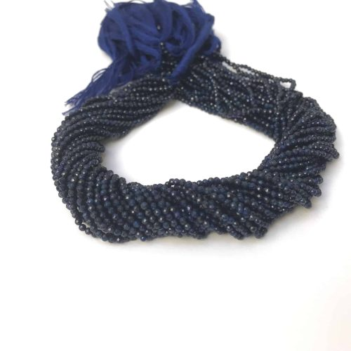 Perle di zaffiro blu, sfaccettate e intrecciate, con nappe abbinate.