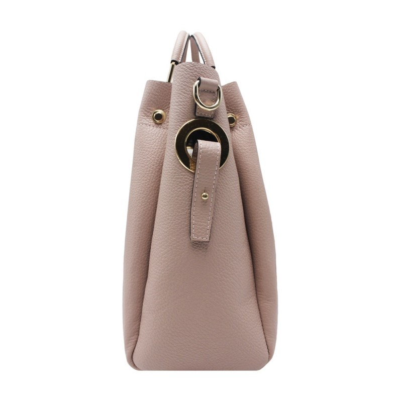 Borsa in pelle color cipria, vista laterale, con dettagli in metallo dorato e manici.