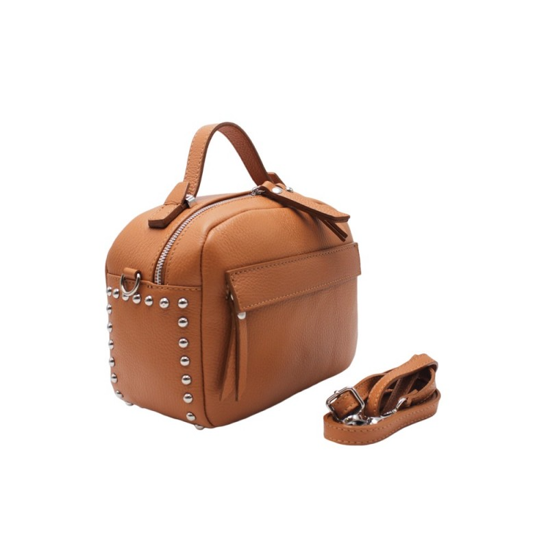 Borsa a mano in pelle marrone con borchie e tracolla regolabile.