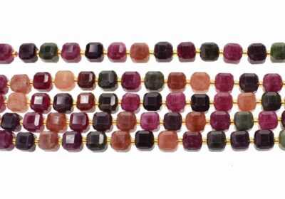 Catenine di cubi di tormalina sfaccettati dai colori vivaci.