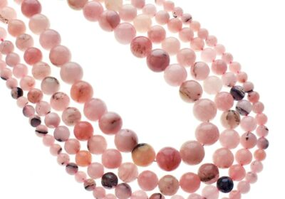 Una stringa di perle di opale rosa in varie sfumature e dimensioni.