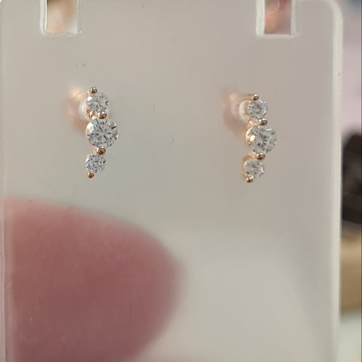 Orecchini in oro rosa a cascata con tre zirconi.