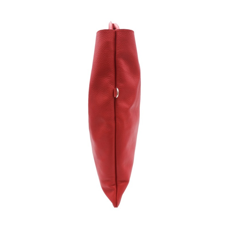 Borsa di pelle rossa vista dal lato, su sfondo bianco.