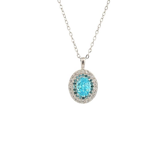 Collana in argento con ciondolo ovale. La pietra centrale è azzurra, circondata da pietre più chiare e scure.