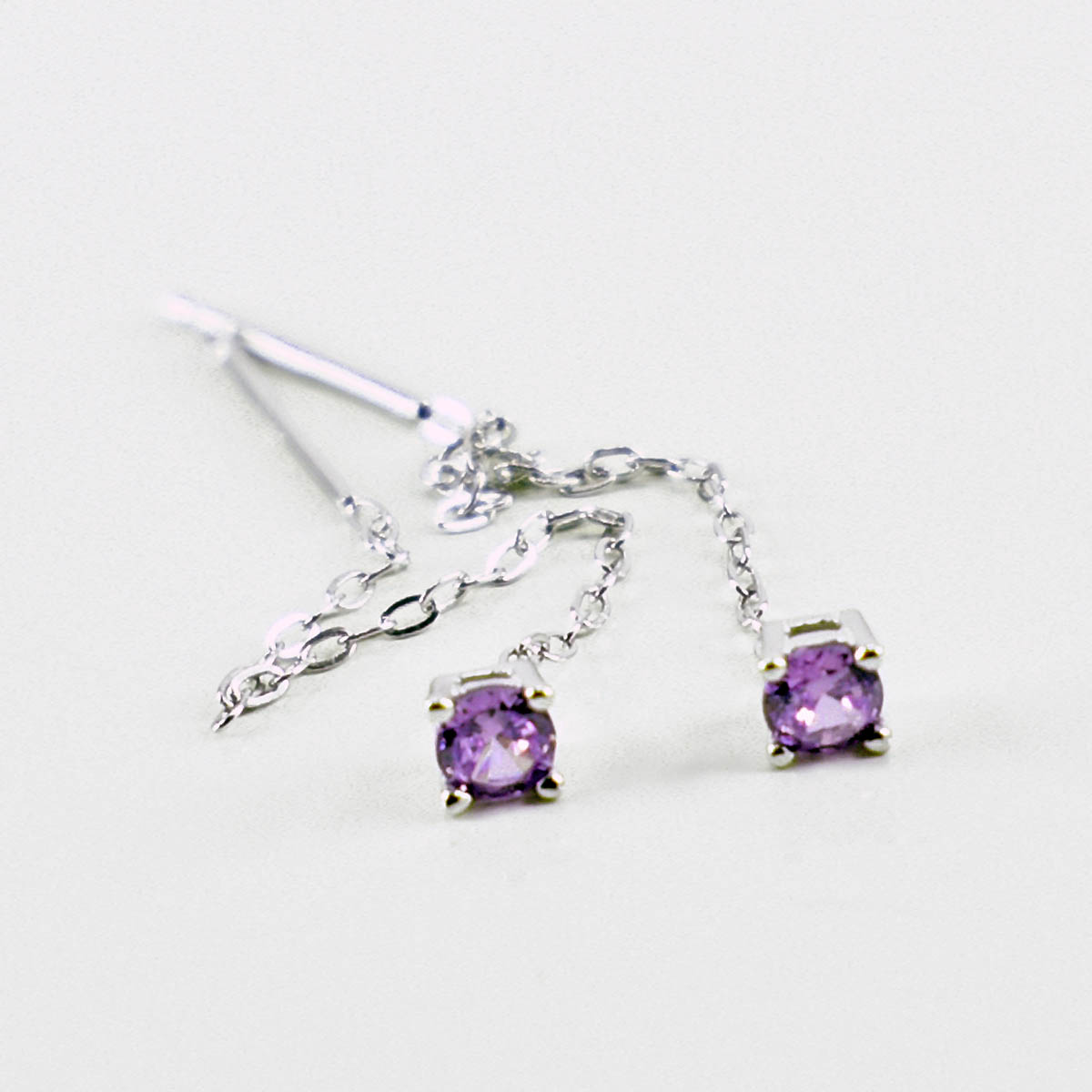 Orecchini pendenti in argento 925 con catena e punto luce con zirconia cubica viola.