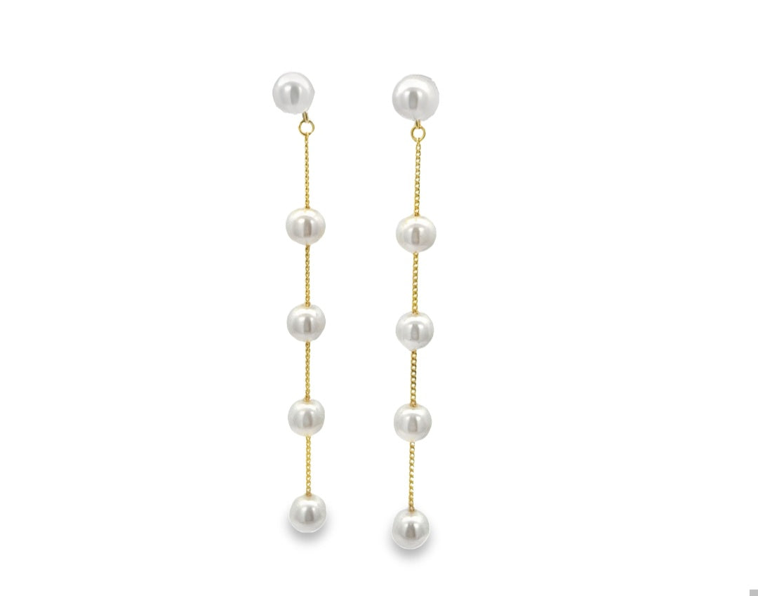 Orecchini pendenti in oro con cinque perle bianche, per un look elegante e raffinato.