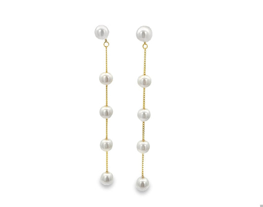 Orecchini pendenti in oro con cinque perle bianche, per un look elegante e raffinato.
