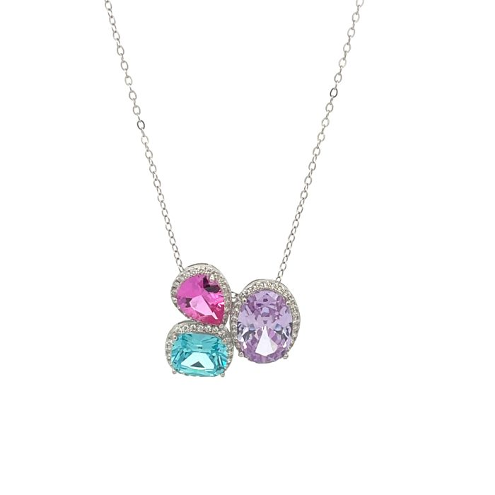 Collana con tre ciondoli, uno ovale viola, uno a goccia rosa e uno rettangolare azzurro, tutti contornati da zirconi.