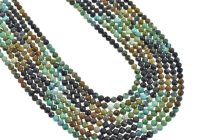 Collana di turchese naturale, rotondo e sfaccettato, con sfumature di colore che vanno dal verde al marrone e al nero.