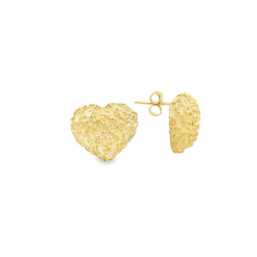 Orecchini a perno a forma di cuore in oro giallo, con superficie dalla trama ruvida.
