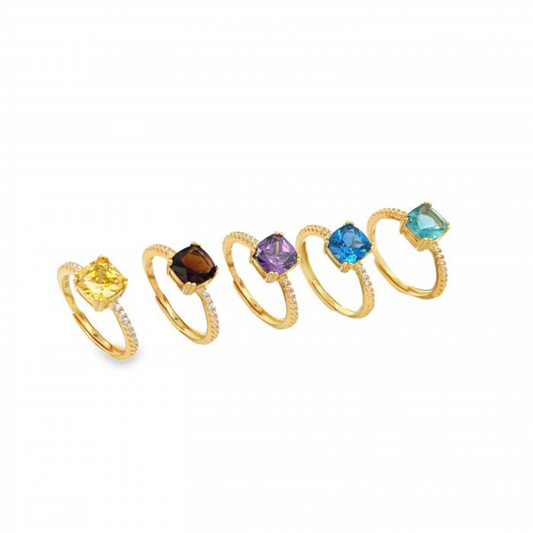 Cinque anelli d'oro con pietre preziose a taglio cuscino in giallo, marrone, viola, blu e azzurro.