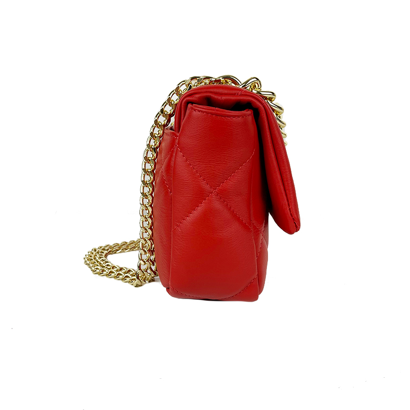 Borsa a tracolla rossa con catena dorata e trama a rombi.