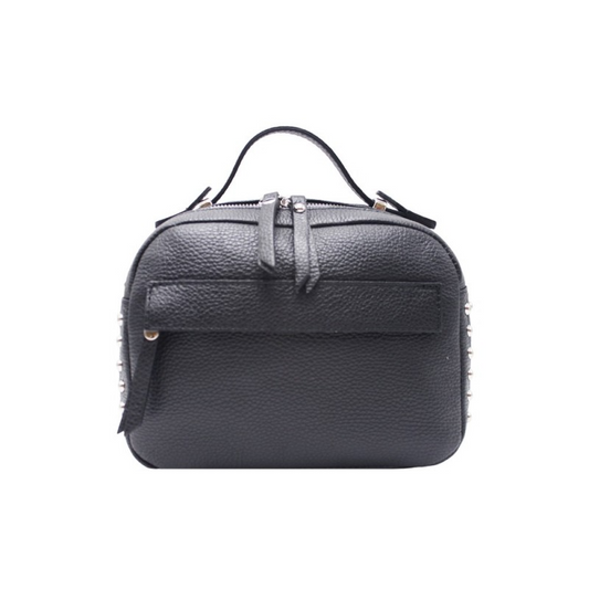 Borsa a tracolla da donna, in pelle nera, con borchie laterali e doppie cerniere.