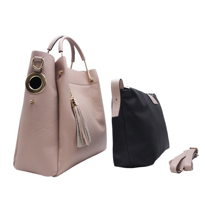 Borsa in pelle color cipria con nappina, sacca interna in tessuto nero e tracolla staccabile.