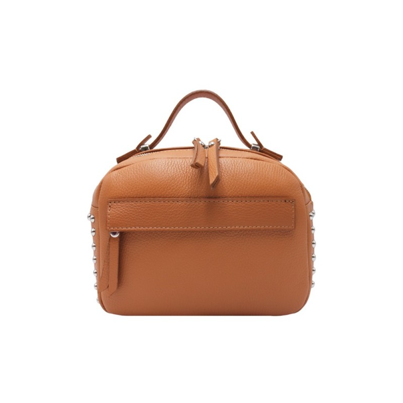 Borsa italiana in pelle color cuoio con manici e borchie laterali.