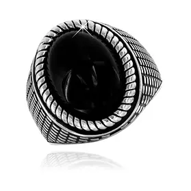 Anello da uomo in argento con pietra ovale di onice nera.