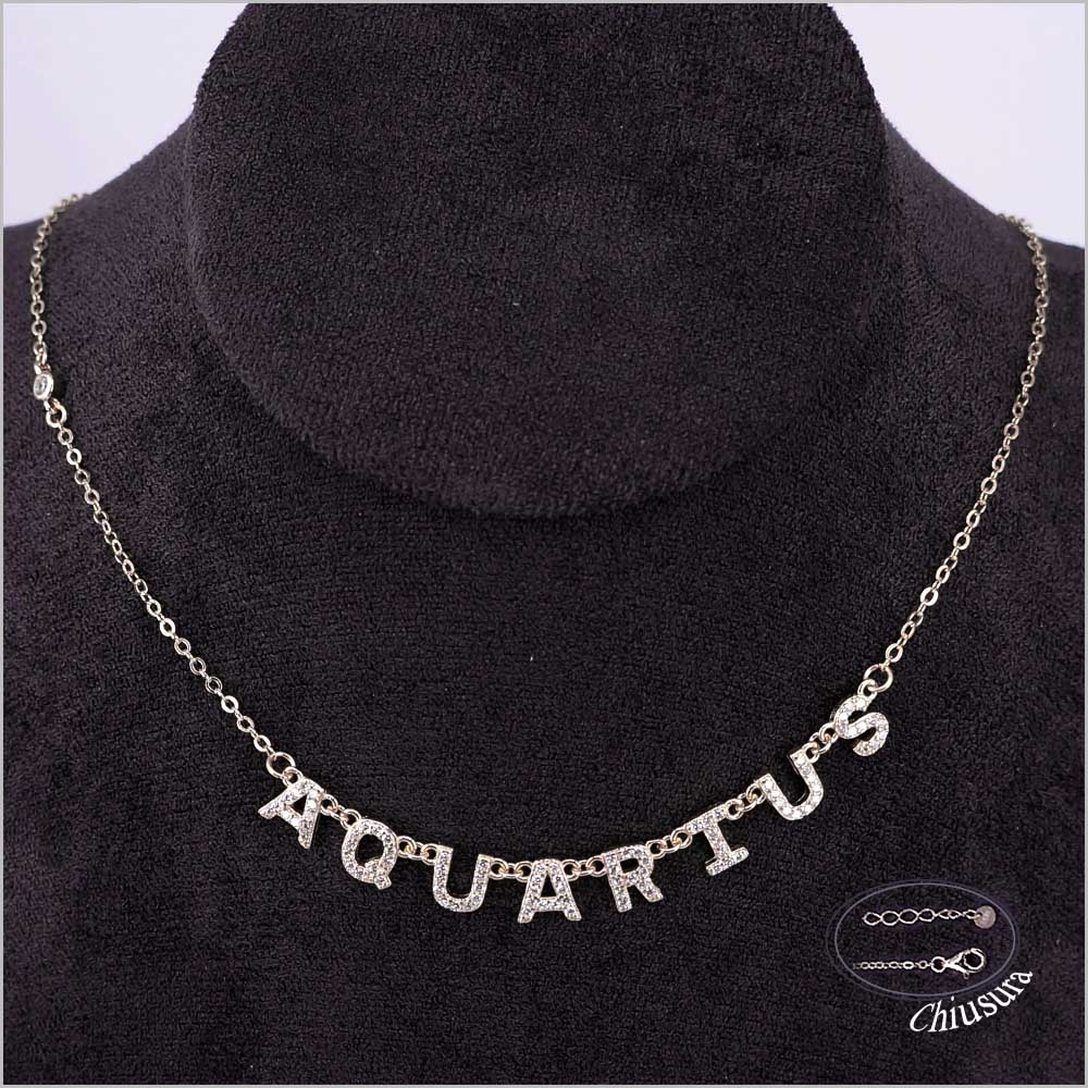 Collana dorata con ciondolo a forma di "Aquarius" decorato con zirconi. Dettaglio della chiusura in basso a destra.
