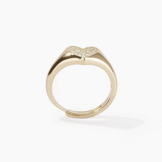 Anello a fascia dorata con cuore impreziosito da cristalli.