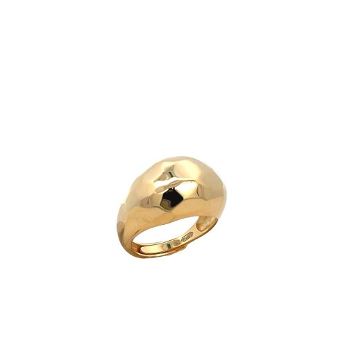 Anello a bombè in oro giallo 18k con superficie lavorata, sfaccettata e irregolare che crea riflessi di luce.