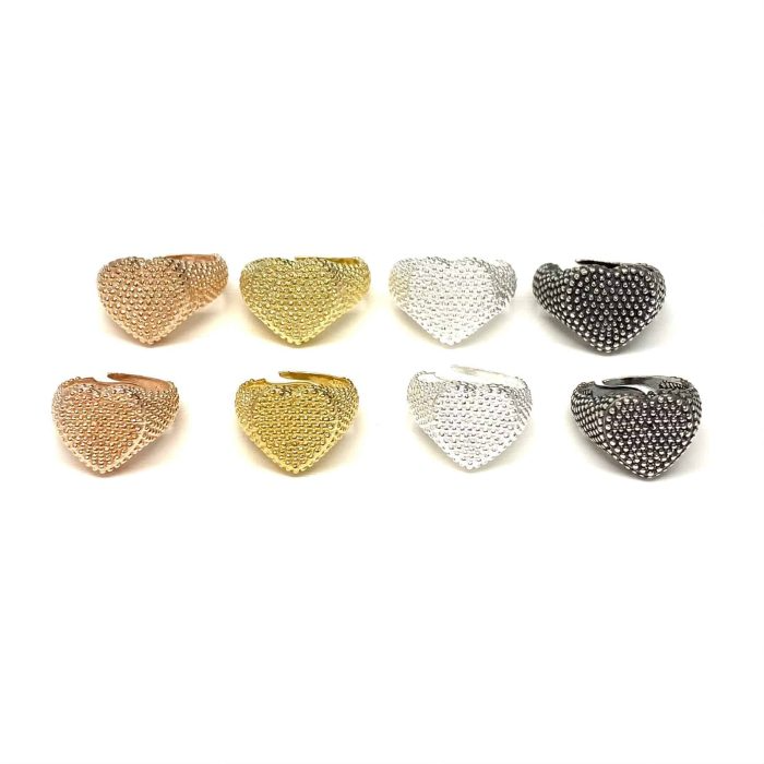 Anelli a cuore texturizzati in oro rosa, oro giallo, argento e canna di fucile, in due diverse angolazioni.