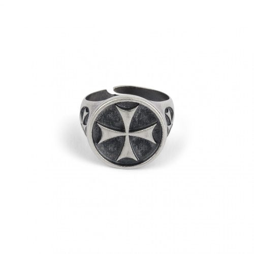 Anello in metallo con croce patente, simbolo dell'Ordine dei Templari.
