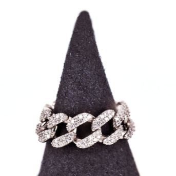 Anello a fascia in maglia grumetta, ricoperto di brillanti, esposto su un supporto nero a cono.