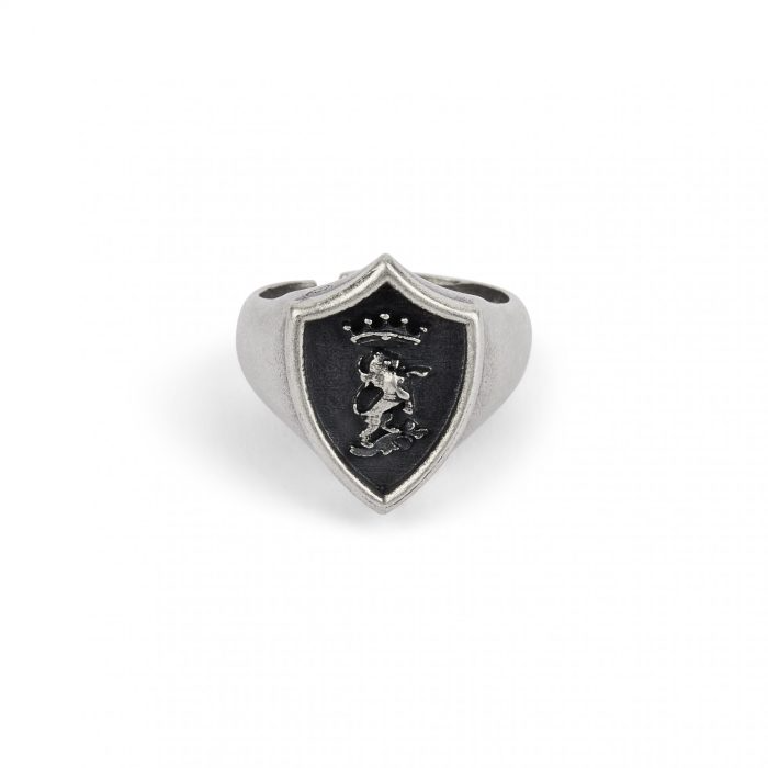 Anello in argento con stemma raffigurante un leone coronato che regge una spada, su sfondo scuro a forma di scudo.