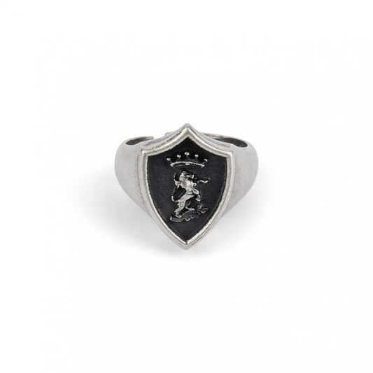 Anello in argento con stemma raffigurante un leone coronato che regge una spada, su sfondo scuro a forma di scudo.