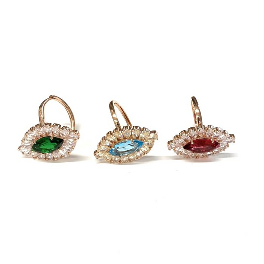 Anello con pietra marquise verde, azzurra e rossa. La montatura in oro rosa è circondata da zirconi bianchi.