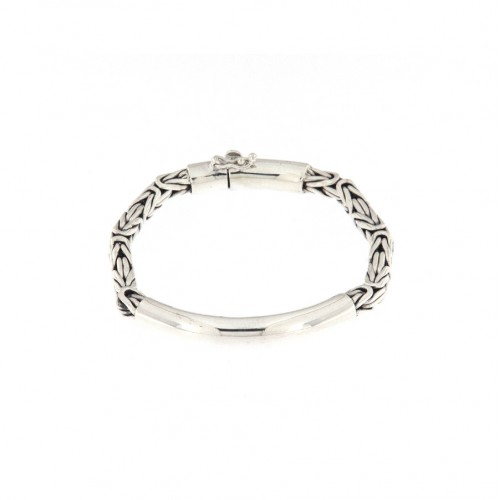 Bracciale a catena d'argento con maglia a spina di pesce e chiusura.