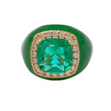 Anello in smalto verde e oro rosa con smeraldo a cuscino e contorno di diamanti.