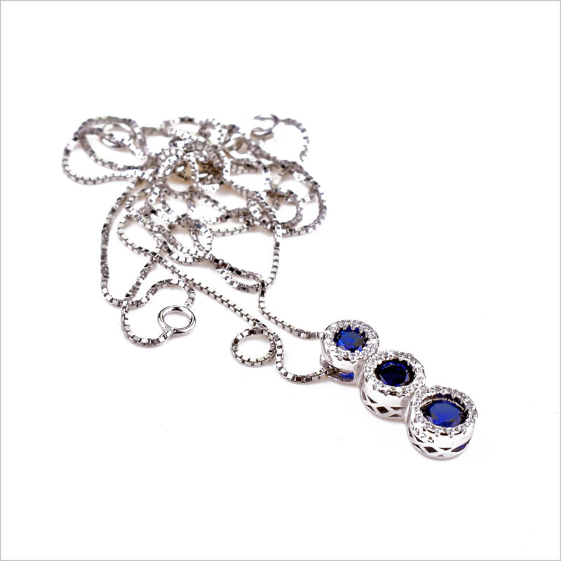 Collana in oro bianco con tre zaffiri tondi incastonati e circondati da diamanti.