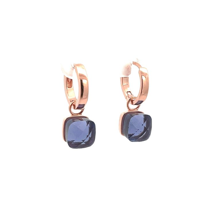 Orecchini pendenti in oro rosa con pietra a taglio cuscino color blu-viola.