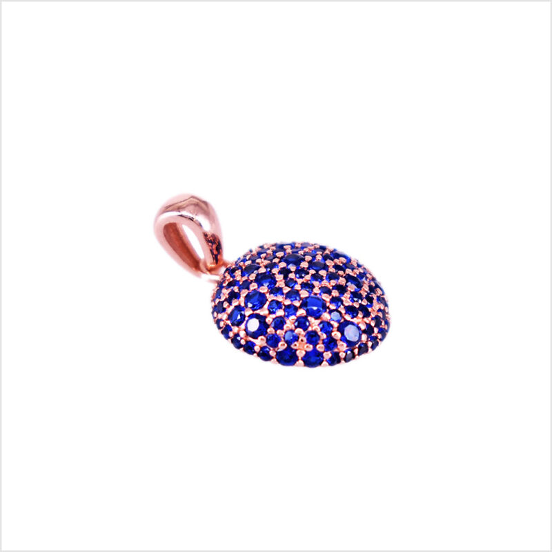 Ciondolo in oro rosa a forma di cupola con zaffiri blu incastonati, su sfondo bianco.