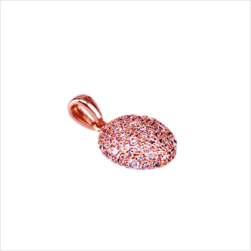 Ciondolo ovale in oro rosa con pavé di diamanti.