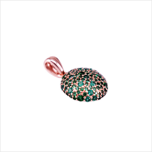 Pendente in oro rosa a forma di bomba, ricoperto di gemme verdi, su sfondo bianco.