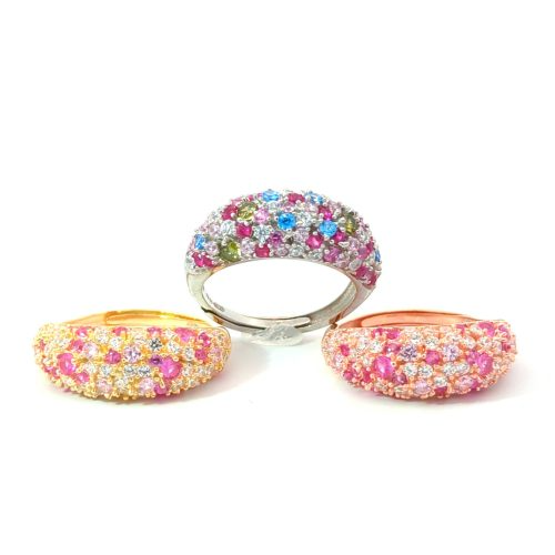 Anello bombato in argento con pavé di zirconi colorati.