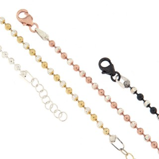 Bracciali a catena con palline di diversi colori (oro, rosa, argento e nero) con chiusura a moschettone.