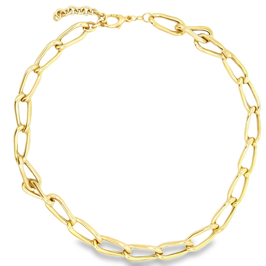 Collana a catena d'oro con maglie ovali e una chiusura a moschettone.