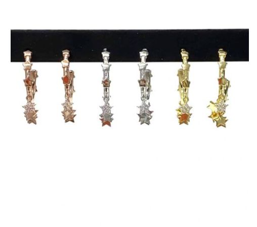 Orecchini a cerchio con ciondoli a stella, disponibili in tre colori: oro rosa, argento e oro.