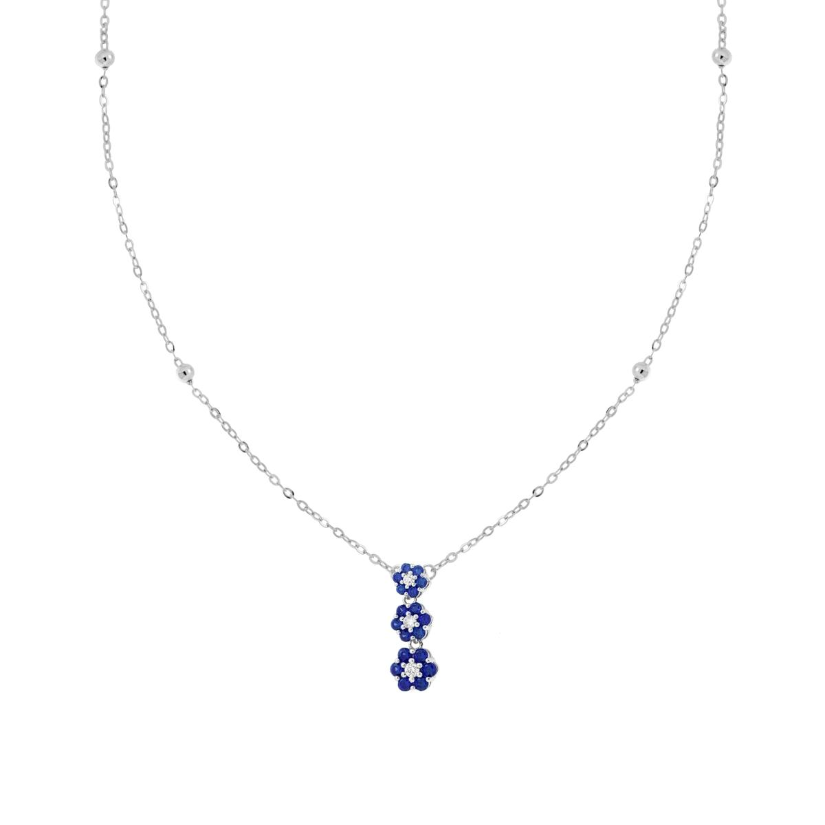 Collana in argento con ciondolo a tre fiori blu e bianchi, con piccole sfere in metallo lungo la catena.