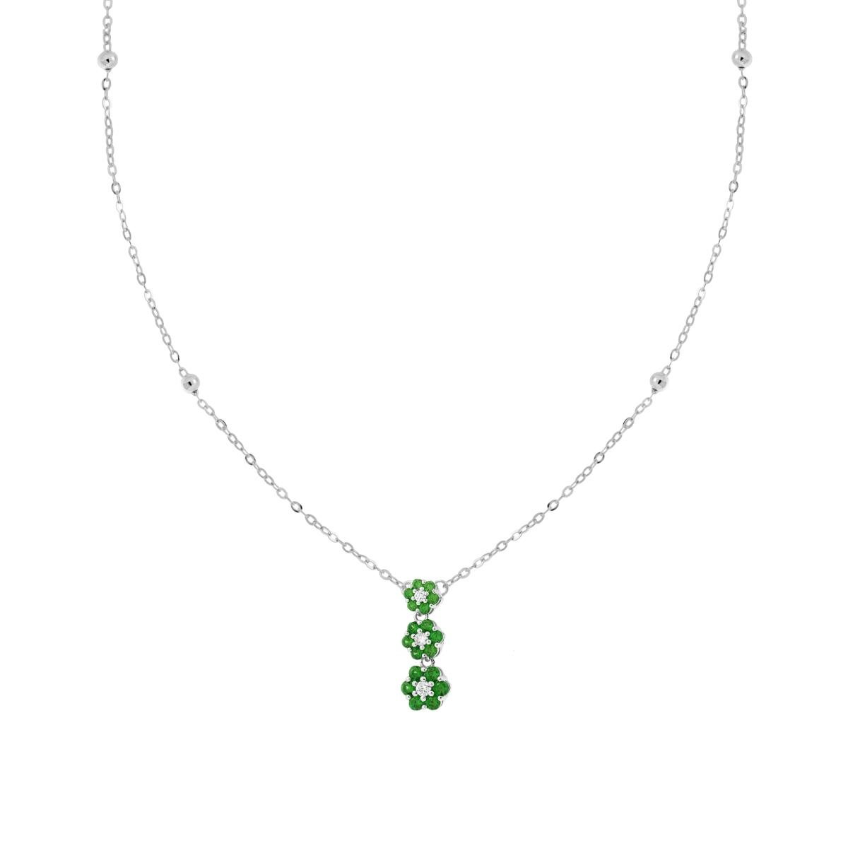 Collana in argento con ciondolo a tre fiori verdi e bianchi, con piccole sfere decorative sulla catena.
